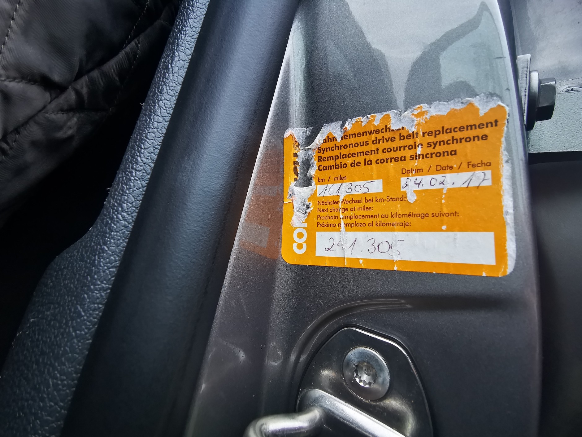 Różne pominięte przez handlarzy wlepki mogą zdradzić oszustwo