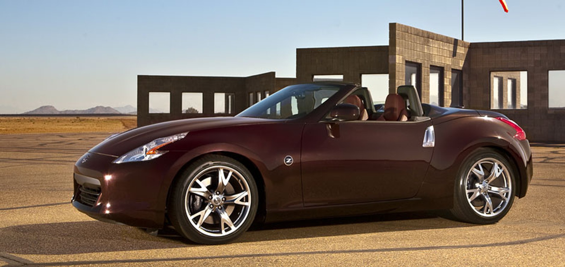 Nowy Jork 2009: Nissan zaprezentował model 370Z Roadster