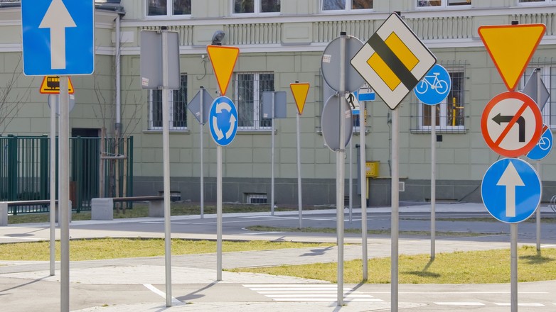 Uważasz się za dobrego kierowcę? Sprawdź się w naszym quizie ze znaków drogowych