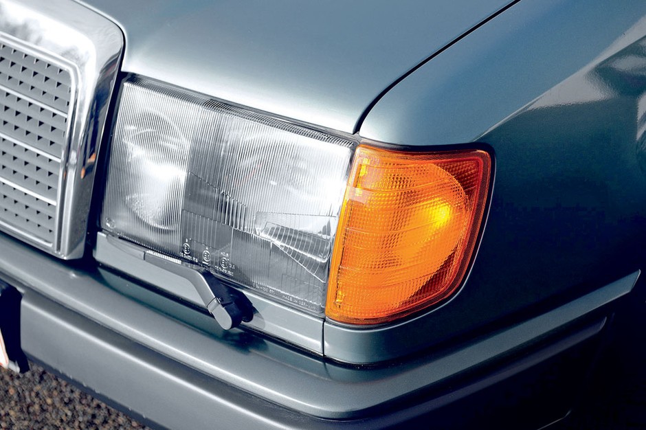Mercedes 300 CE - skromne coupe