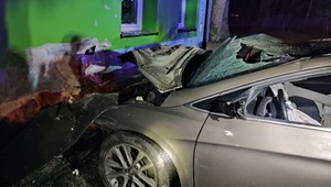 Z impetem wbił się w budynek szkoły podstawowej. Nie zatrzymało go nawet ogrodzenie