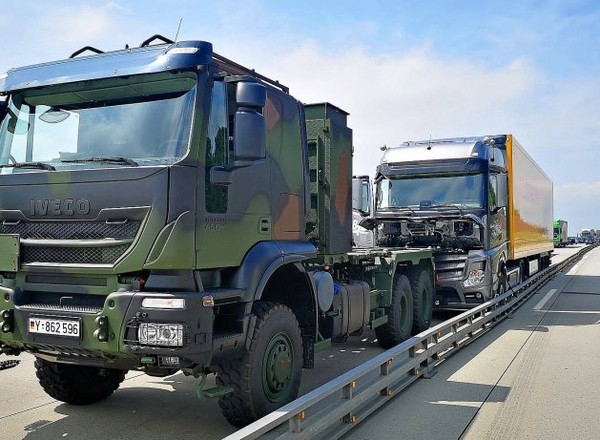 Kierowca zmarł za kierownicą TIR-a. W zatrzymaniu pojazdu pomogło wojsko