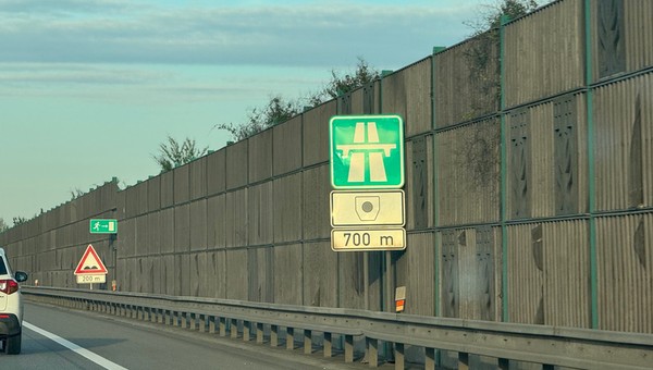 Znak E11b, oznaczający rozpoczęcie się obowiązywanie winiety w Czechach