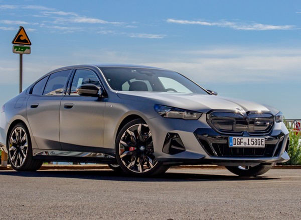 Jeździłem nową serią 5. Pozwala puścić kierownicę i grać na ekranie, ale nadal jest prawdziwym BMW