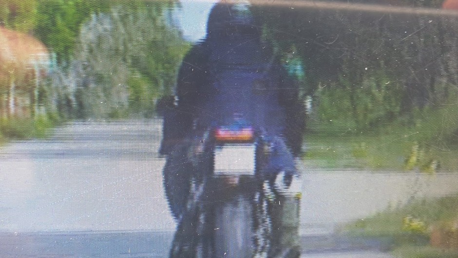 Obraz pochodzący z serwisu https://hrubieszow.policja.gov.pl/lhr/informacje/aktualnosci/144730,Szybka-jazda-motocyklisty-zakonczona-wysokim-mandatem.html