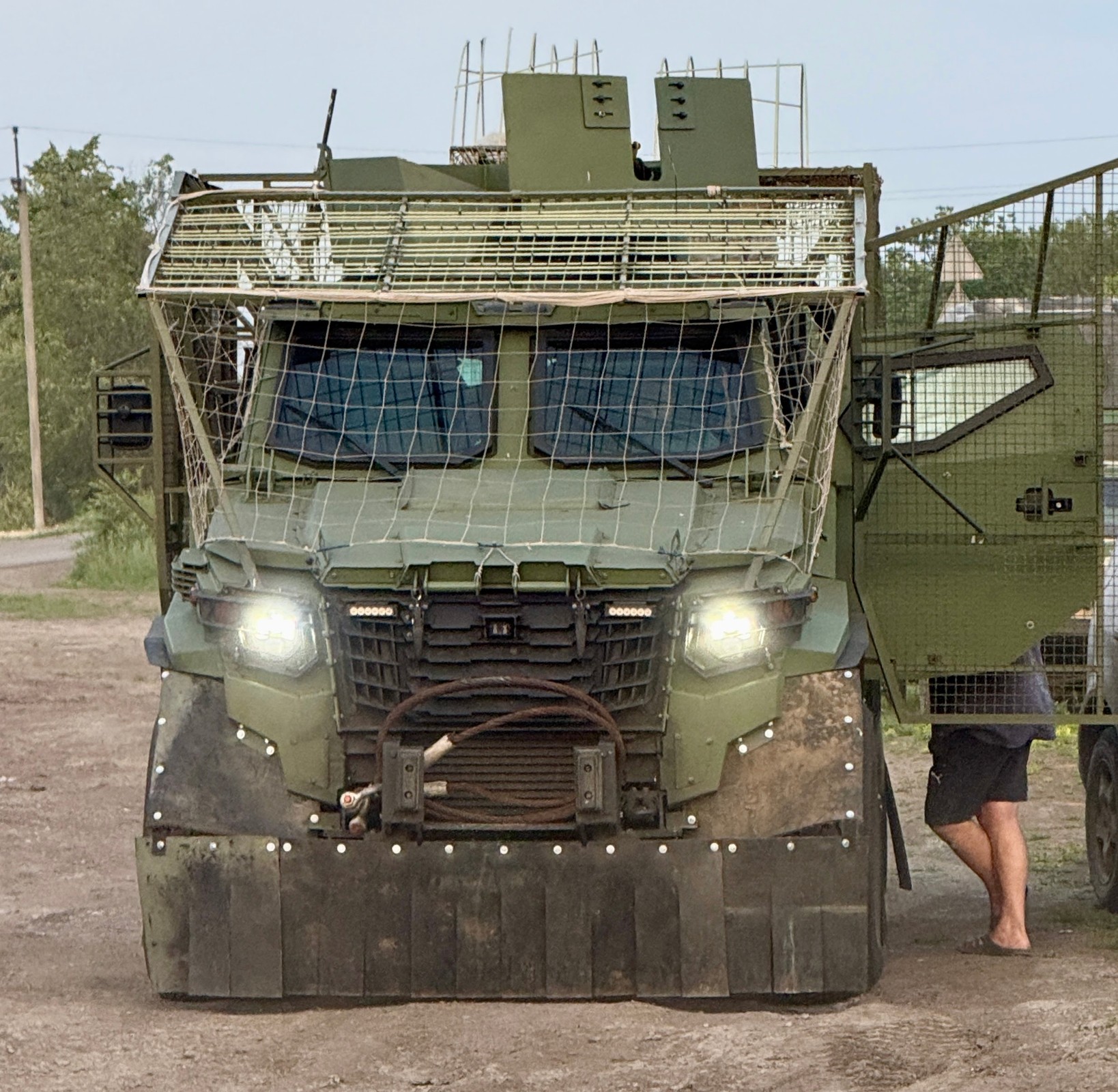 W pobliżu frontu czołgi i pojazdy opancerzone to coraz rzadszy widok. Obie strony nauczyły się skutecznie je niszczyć. Widać to dokładnie po publikowanych statystykach strat – od tygodni straty ciężkiego sprzętu są znacznie niższe niż w początkowej fazie wojny. 