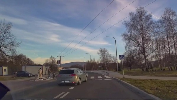 O mało nie potrącił na przejściu rodziny z dwójką małych dzieci [WIDEO]
