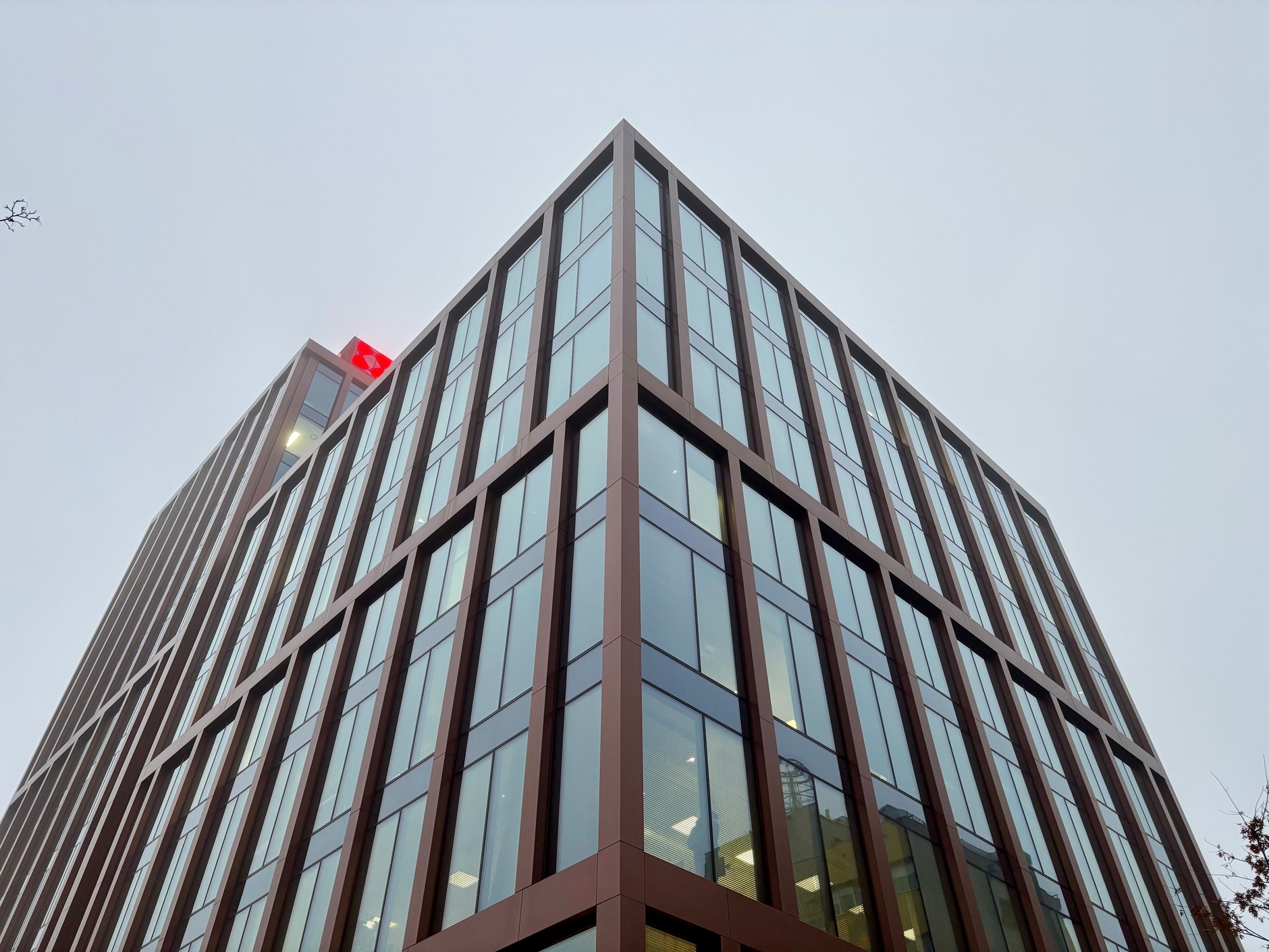 Porsche 963 na dachu biurowca w Warszawie