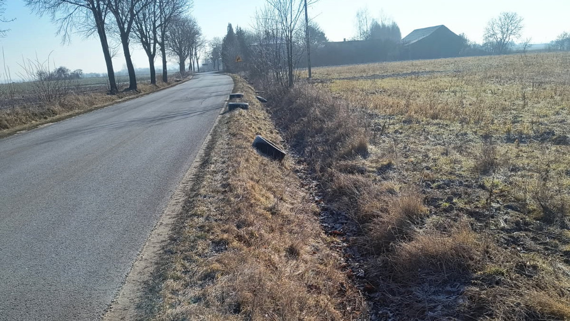 Ktoś masowo wyrzuca stare opony przy drogach