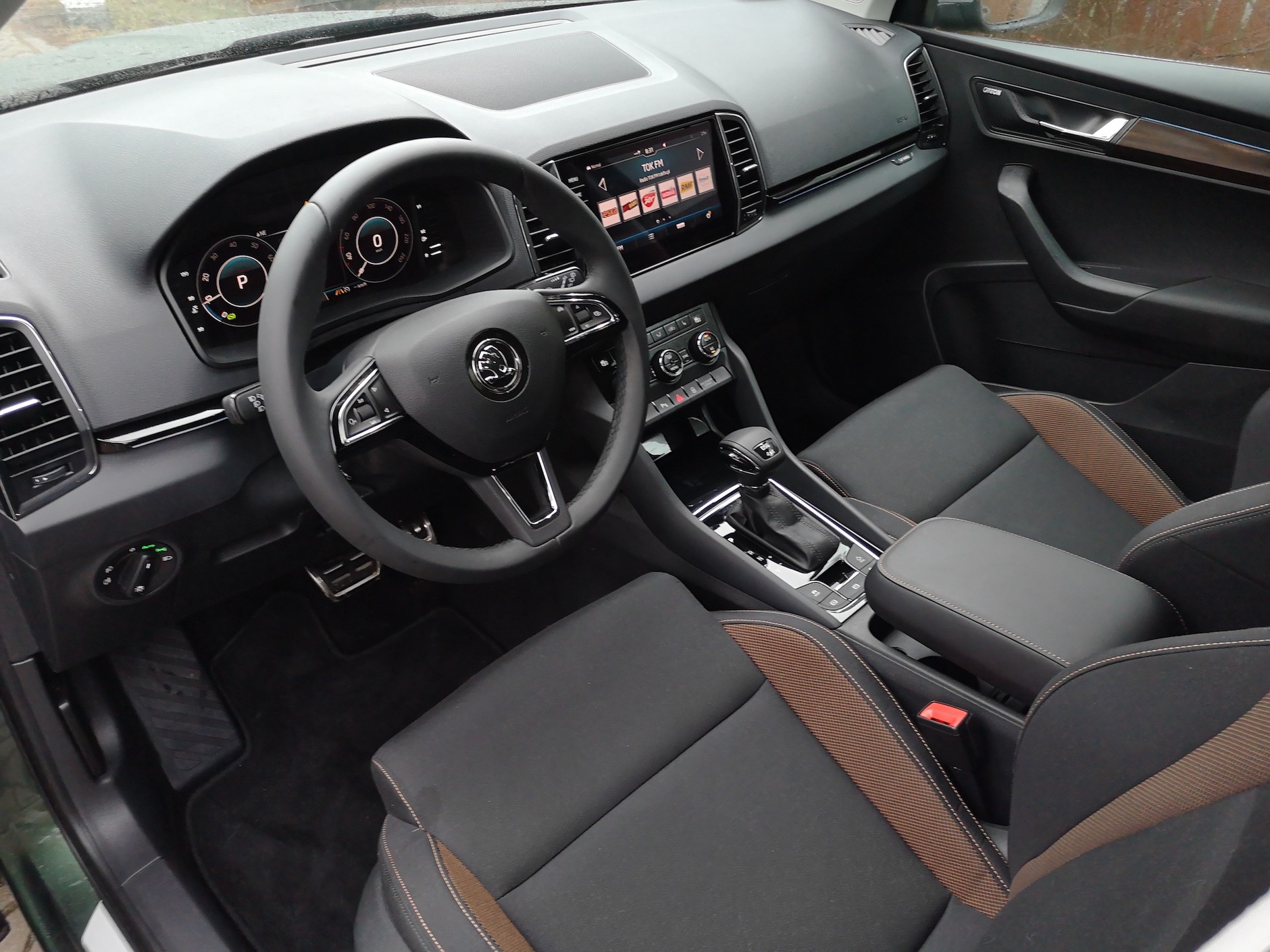 Wnętrze jest przyjemne, choć – jak na tę kategorię cenową – materiałowo przeciętne