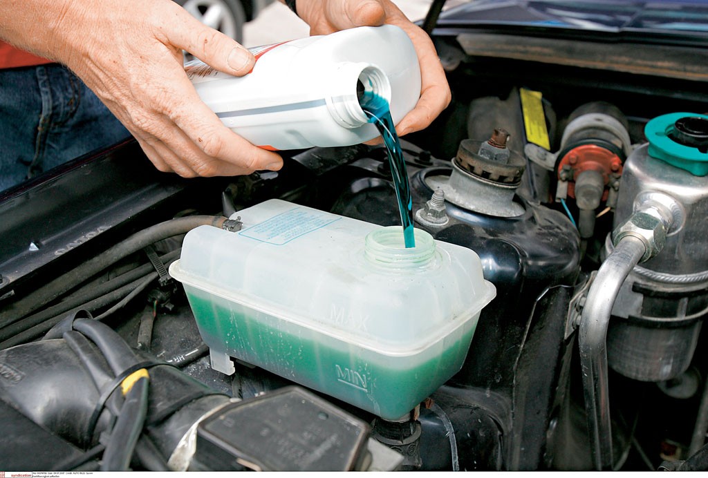 Sprawdź płyn: minimalne ubytki 
to normalne zjawisko. Jeśli brakuje dużo płynu, poszukaj wycieków