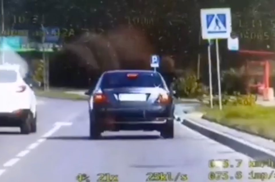 Wyprzedzanie na przejściu dla pieszych zarejestrowane przez kamerę w nieoznakowanym radiowozie