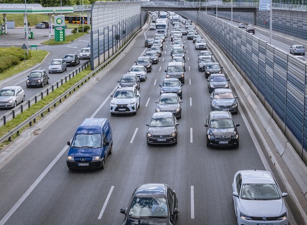 Tylko dziś polscy kierowcy mogą sporo zaoszczędzić. Wystarczy zostawić samochód w domu