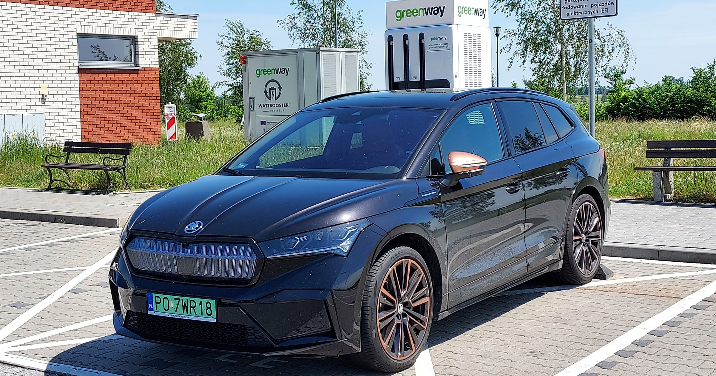 Skoda Enyaq 2022 80 kWh, stacja ładowania Greenway MOP Dąbrowa Wielka przy drodze ekspresowej S8