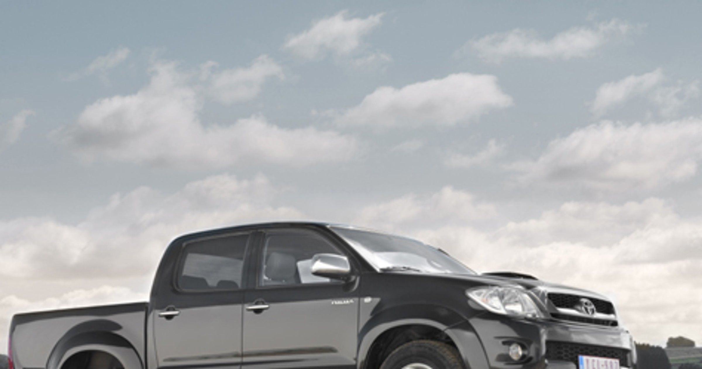 Toyota Hilux z nową twarzą