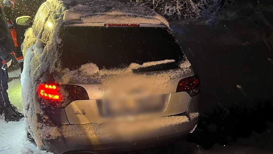 Auto było zawieszone na skraju rowu. Policjanci zdecydowali się wybić szybę