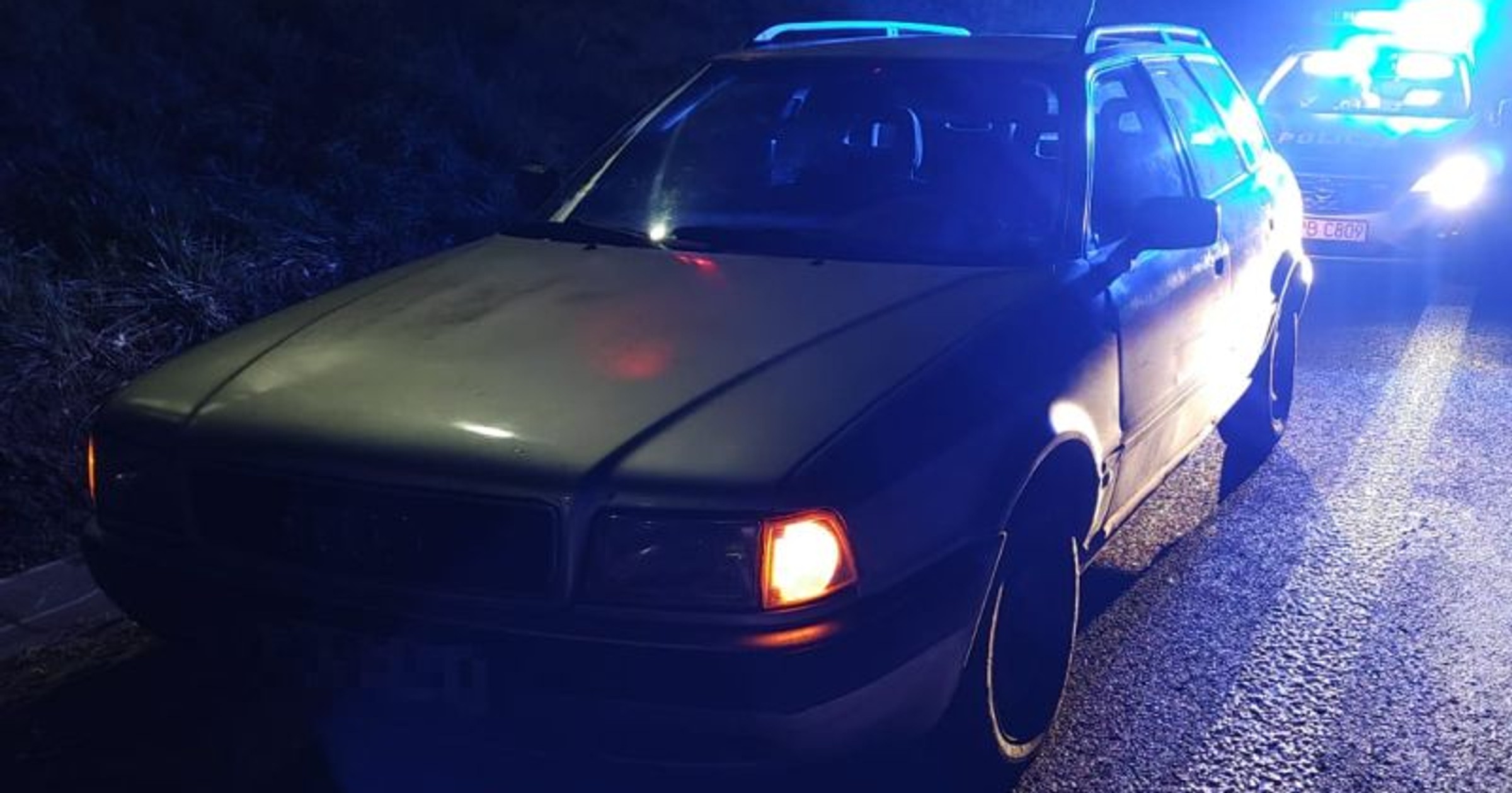 Pijana kierowca z trzema zakazami prowadzenia pojazdów zahaczyła o auto i uciekła