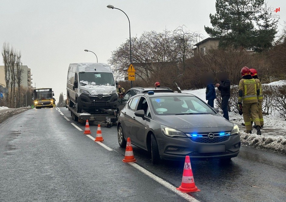 Przyczepa odłączyła się od auta i uderzyła w innych samochód