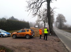 Kierowca Passata uderzył w drzewo. Zginął na miejscu