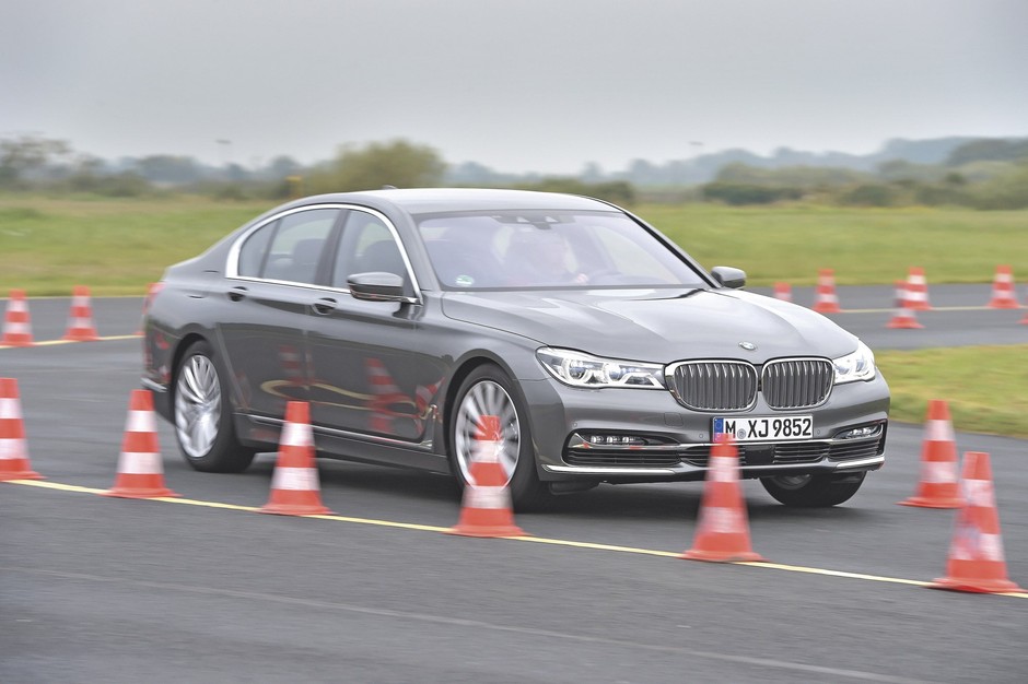 Nowe BMW 750i kontra Audi A8, Mercedes klasy S i Porsche Panamera