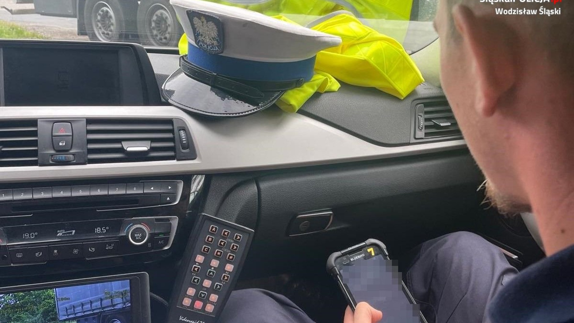 Policjanci zatrzymali rumuńskiego kierowcę ciężarówki. Musiał pojechać inną trasą