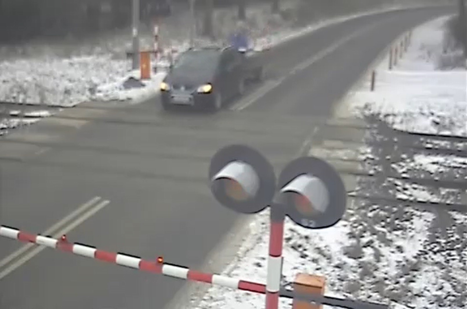 Szlaban zaklinował się między autem i przyczepą