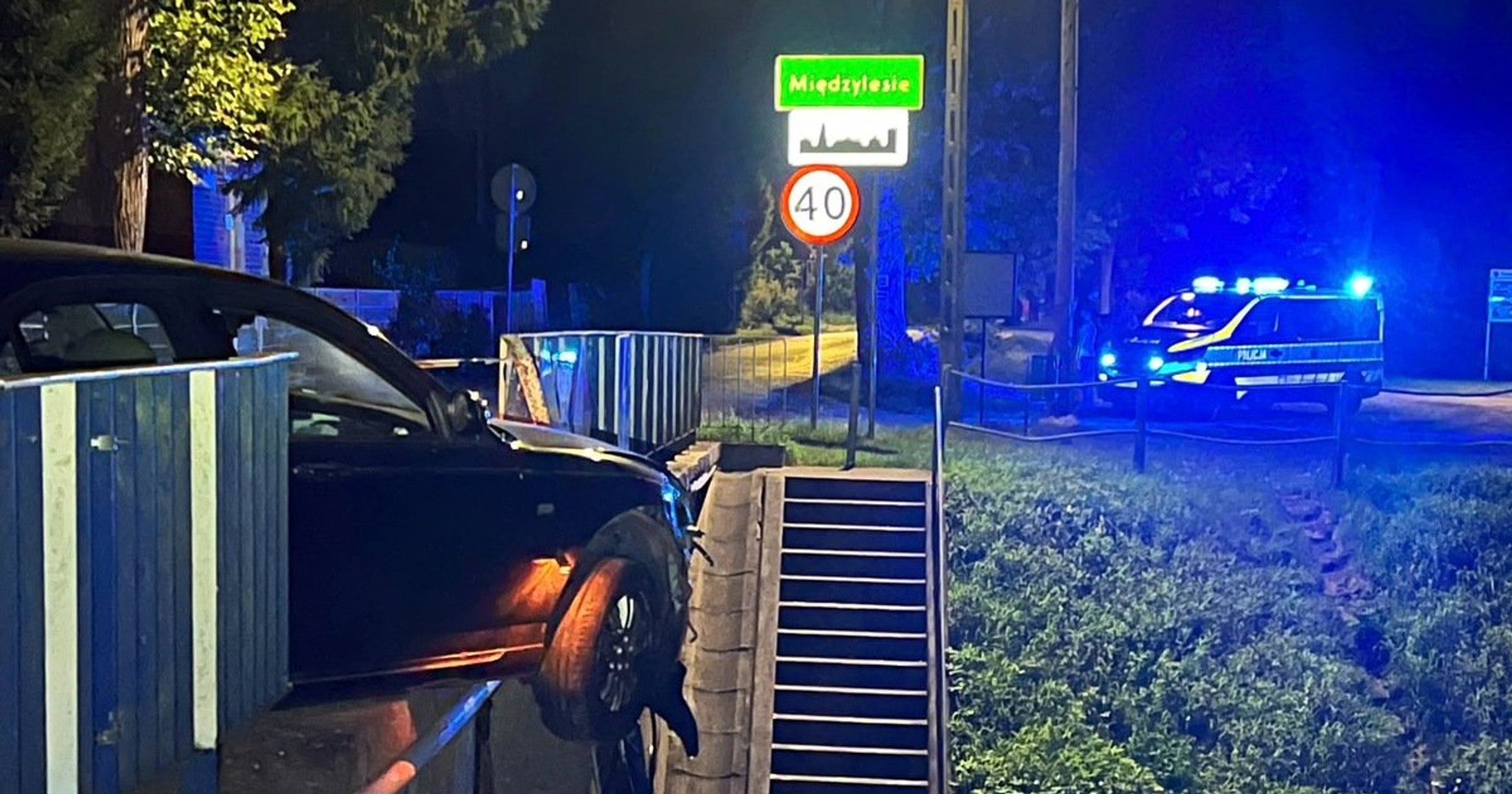 Auto zawisło nad kanałem. Pijana kierująca straciła prawo jazdy, pasażer dostał mandat