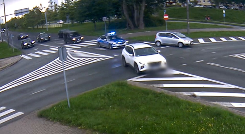 Gorzowscy policjanci eskortowali do szpitala 1,5-rocznego chłopca i jego ojca. Dziecko użądlił szerszeń