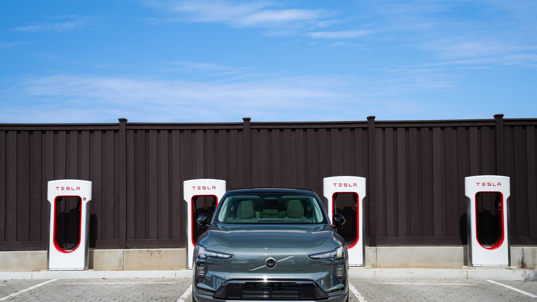 Volvo na ładowarce Tesla Supercharger