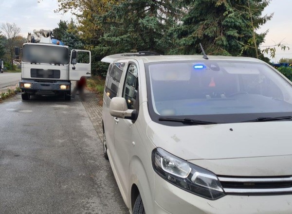 Inspektorzy ITD zatrzymali niszczyciela dróg. Pompogruszka przeładowana betonem