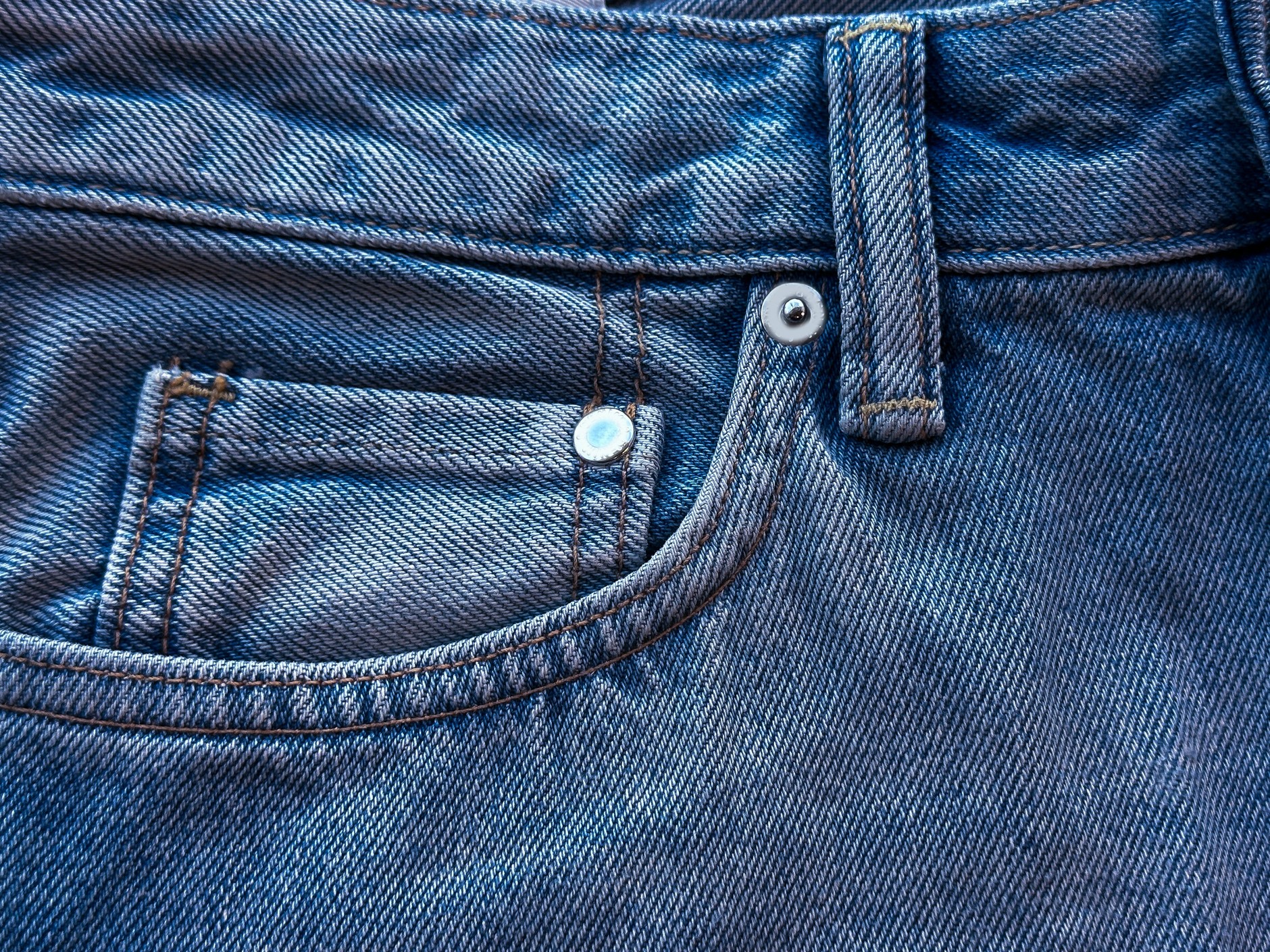 Mała kieszonka w jeansach