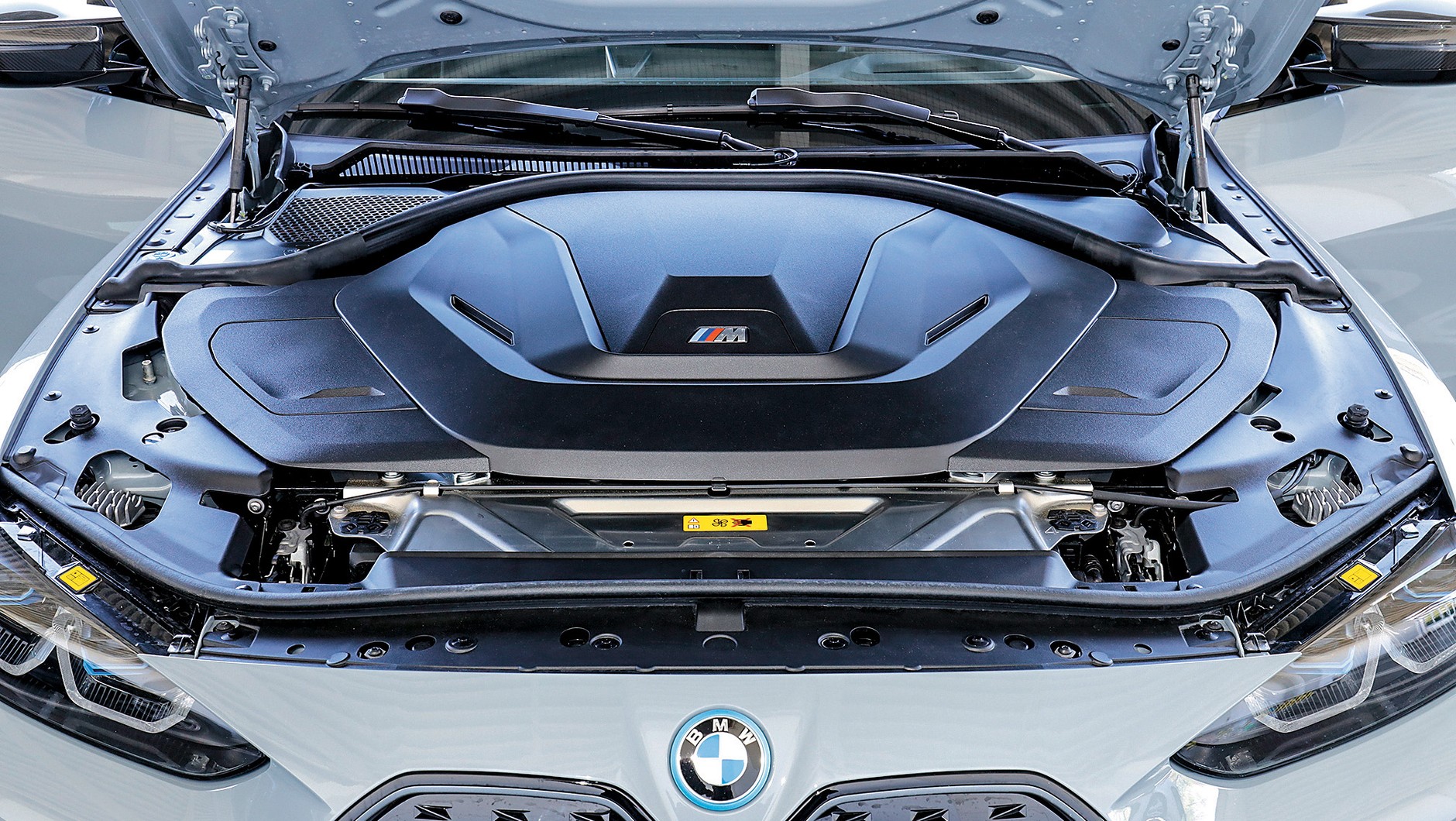 BMW i4 M50: a tak to wygląda z przodu w i4 - wszystko czyściutko opakowane. I tak jest lepiej.
