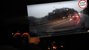 Bezpieczny odstęp na bandytów drogowych działa jak płachta na byka. Wyprzedzanie z prawej, hamulec i ucieczka [ANALIZA]