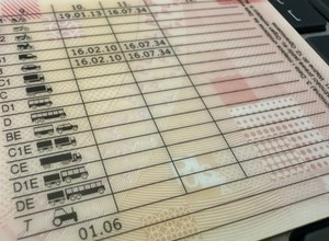 Obowiązkowa wymiana prawa jazdy. Co unijna dyrektywa w praktyce zmieni dla polskich kierowców?