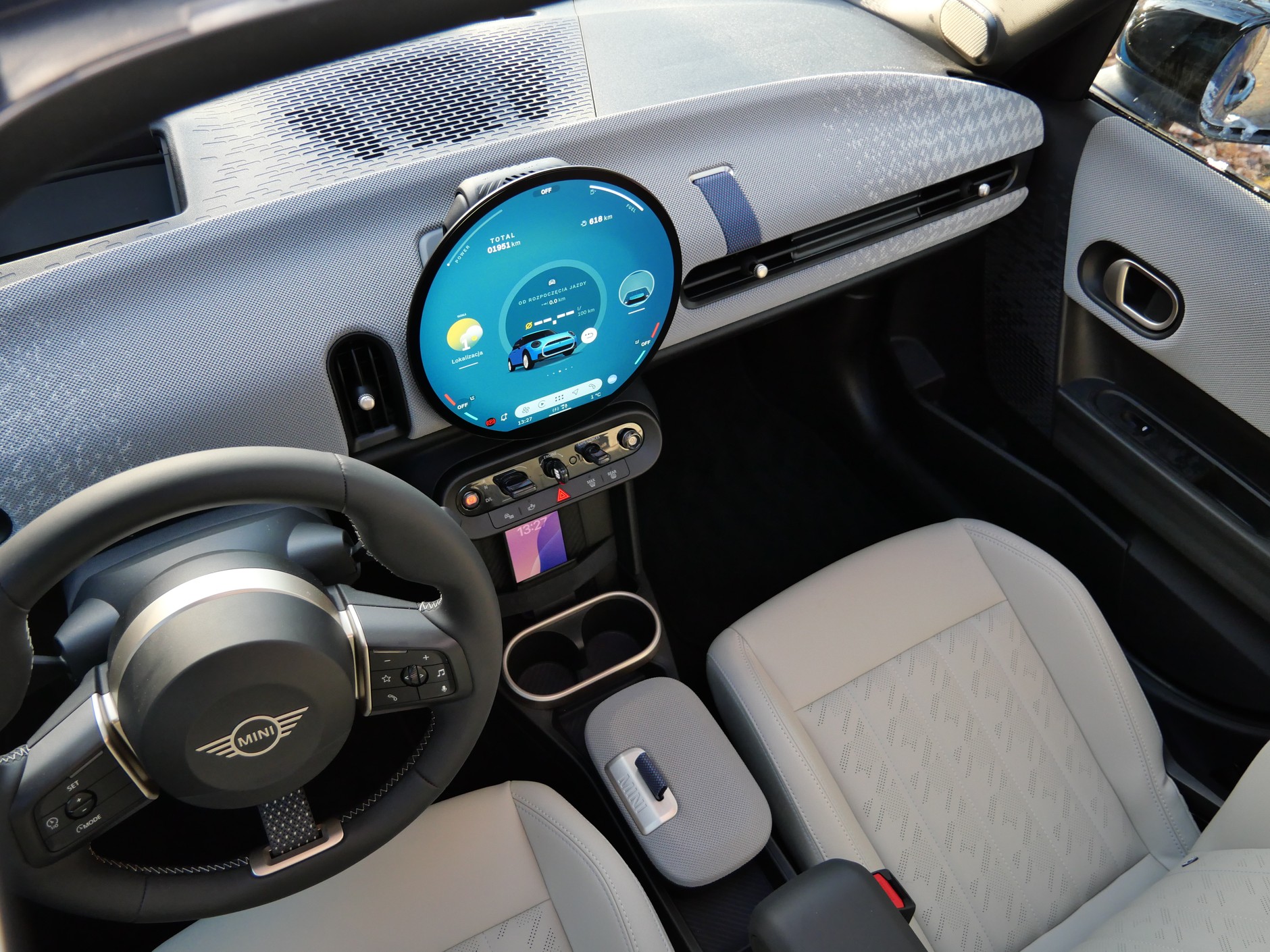 Mini Cooper S: wyświetlacz mini jest bardzo cienki i ma bardzo wysoką rozdzielczość oraz czulość