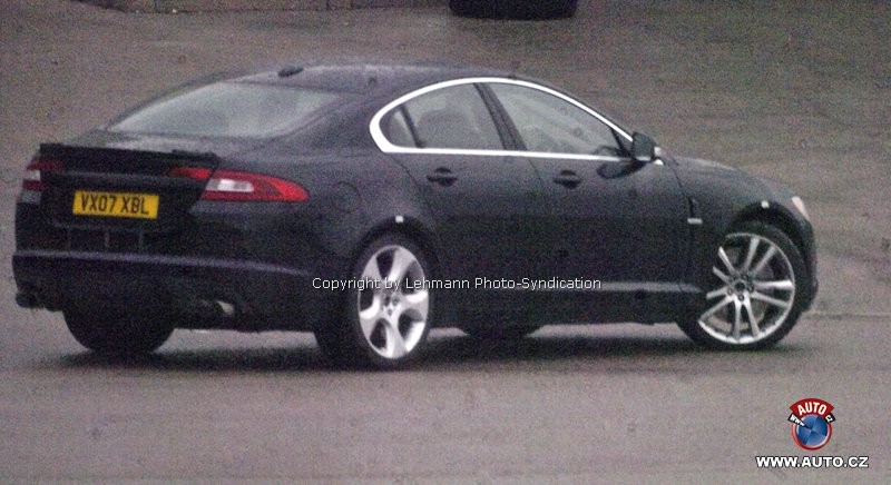 Zdjęcia szpiegowskie: Sportowy sedan Jaguar XF-R bez maskowania