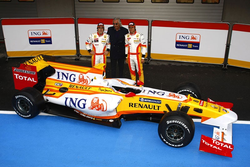 Formuła 1: prezentacja Renault - R29 z płetwą rekina (fotogaleria)