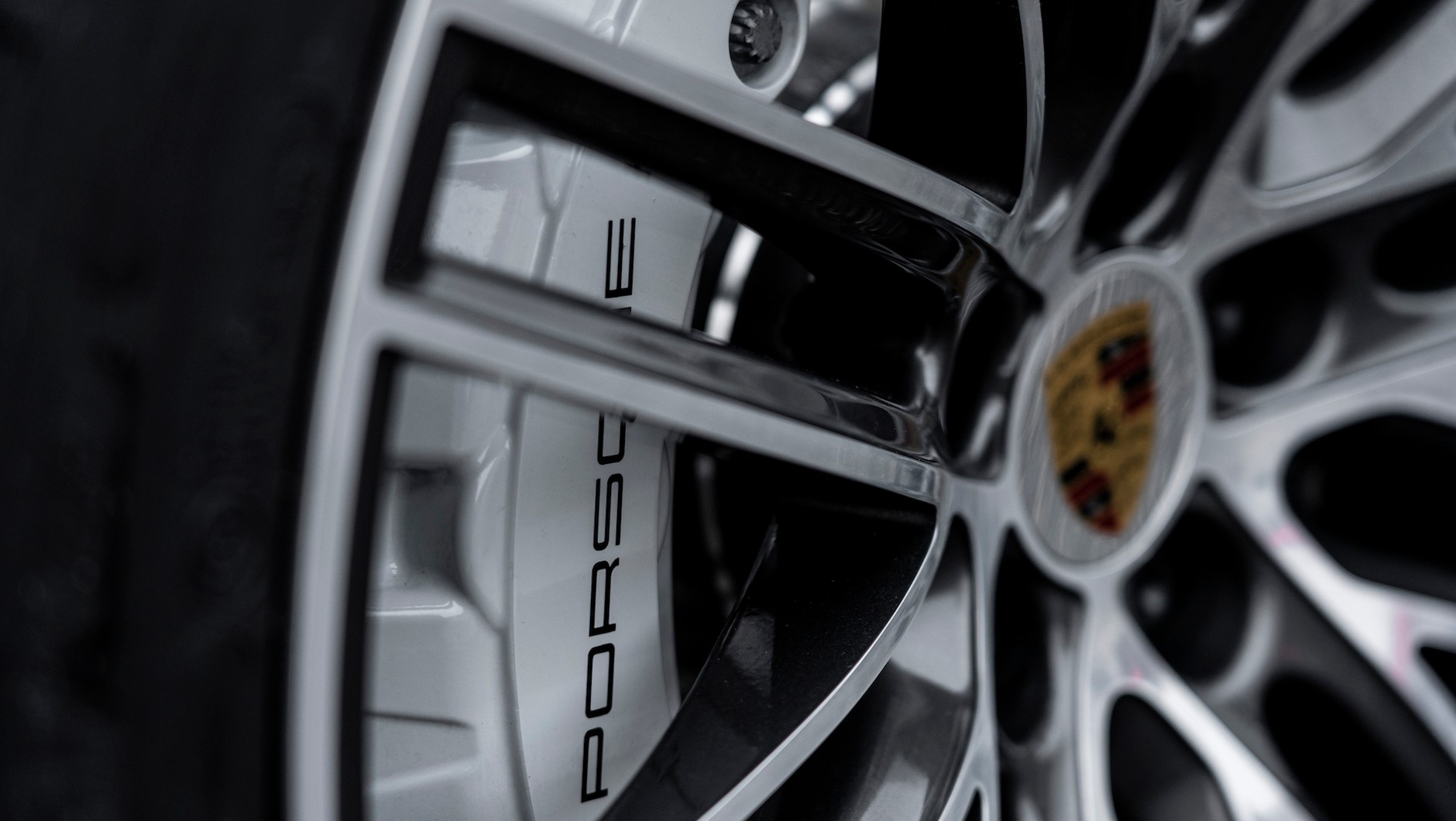 Białe zaciski wskazują na tarcze hamulcowe pokryte węglikiem wolframu (PSCB: Porsche Surface Coated Brake) – ostrzej „biorą”, dłużej trzymają, mniej pylą.