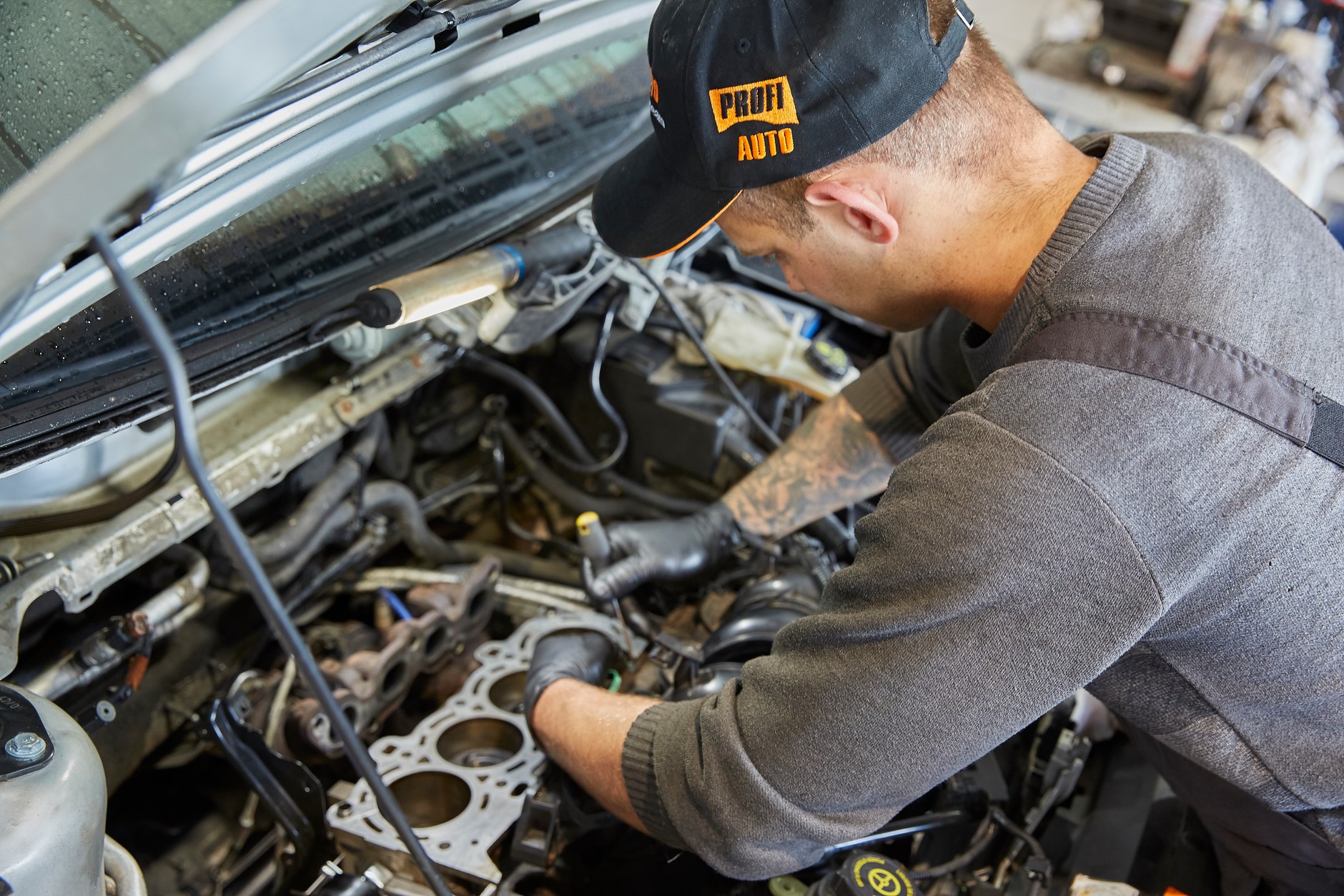Naprawę warto zlecać w sposób kompleksowy – dobór i zakup części lepiej powierzyć warsztatowi