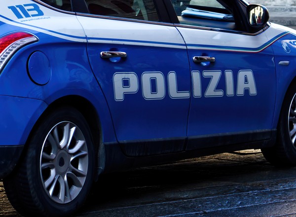 Kierowca zostawił uchyloną szybę w aucie. Włoskie służby ukarały go mandatem