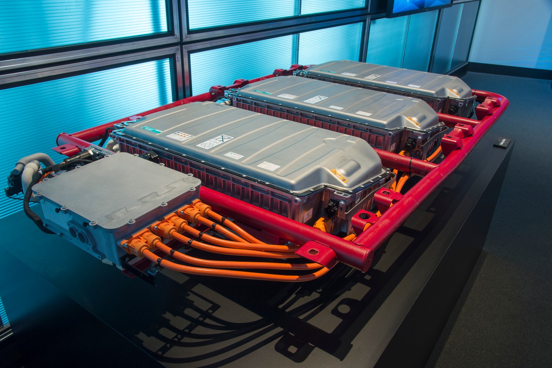 Moduł z bateriami do eSprintera. Zestawy mają być konfigurowane zgodnie z potrzebami nabywcy. Mercedes Sprinter