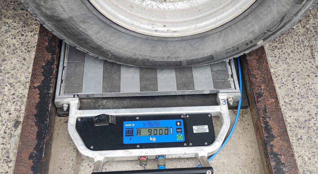 Inspektorzy WITD zatrzymali dostawczaka. Ważył trzy razy więcej, niż mógł