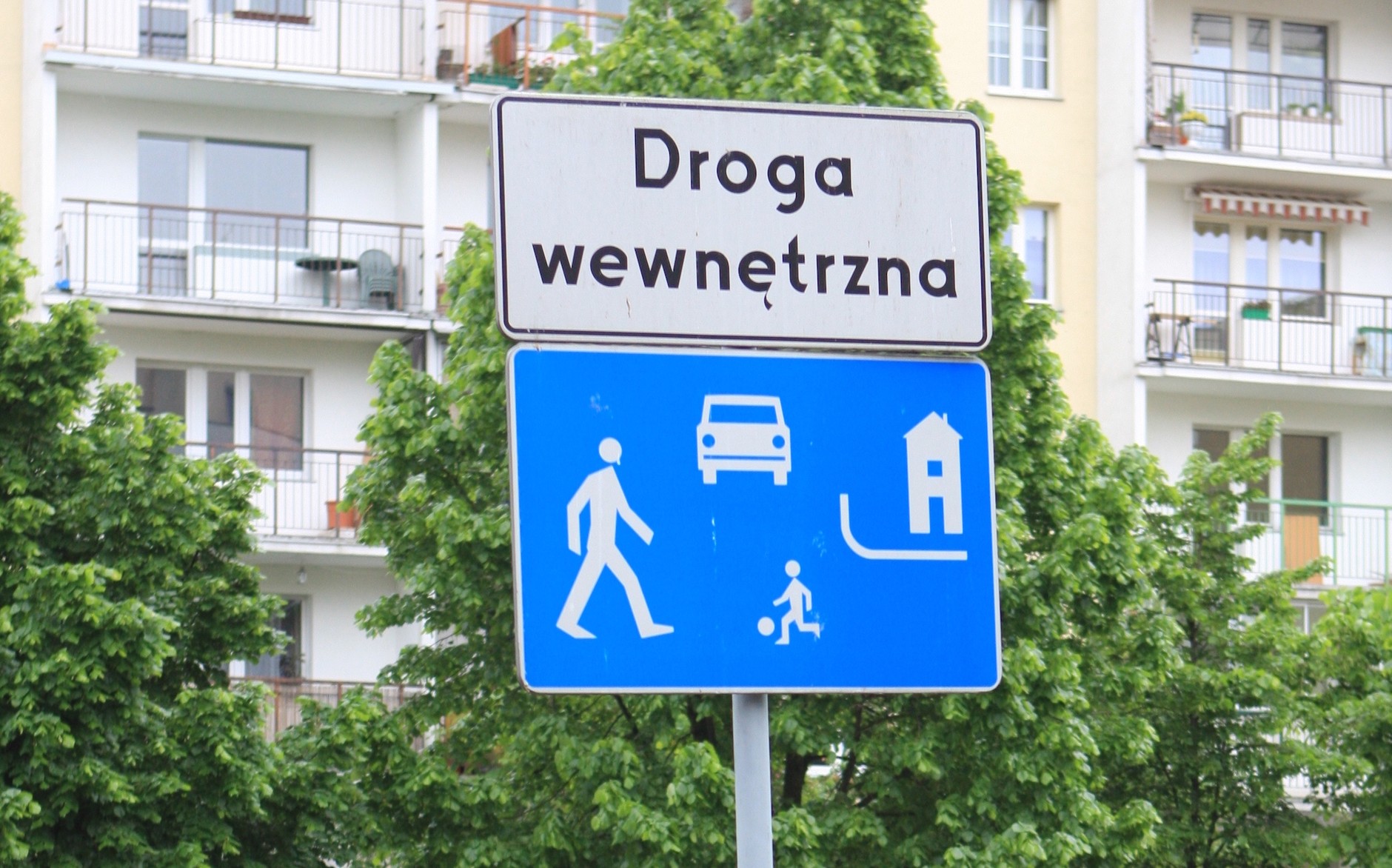 Strefa zamieszkania – tu obowiązują jednoznaczne przepisy, o których mówi Kodeks drogowy