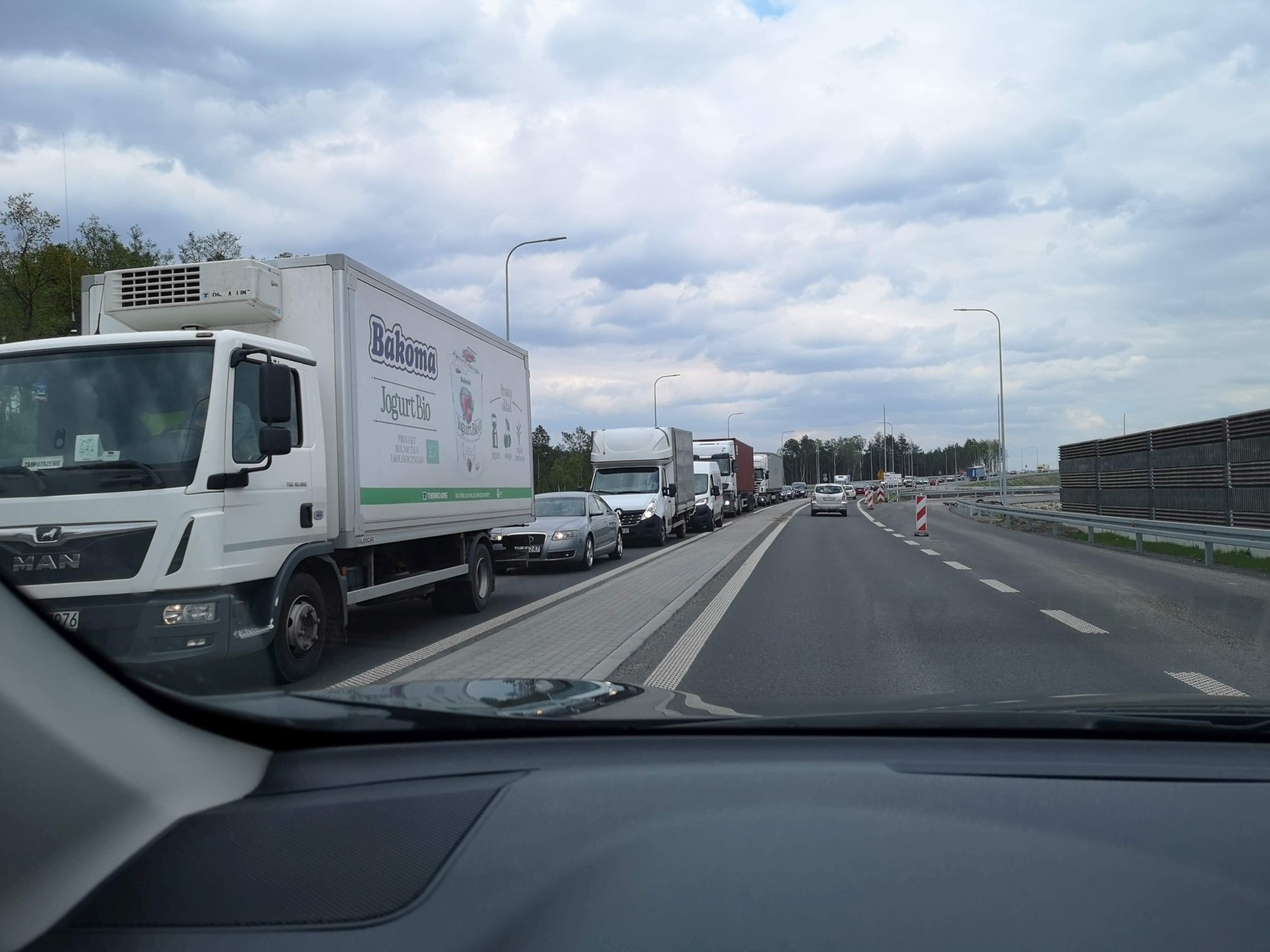Ruch na drogach wyraźnie wzrasta. Wjazd do Warszawy krajową 2 od wschodu