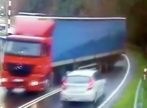 Naczepą staranował auto osobowe. Kierowca ciężarówki odjechał