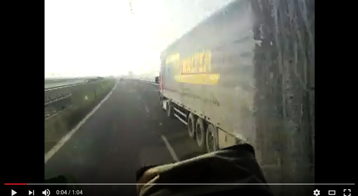 TIR wyprzedza TIR-a, czyli wyprzedzanie po polsku