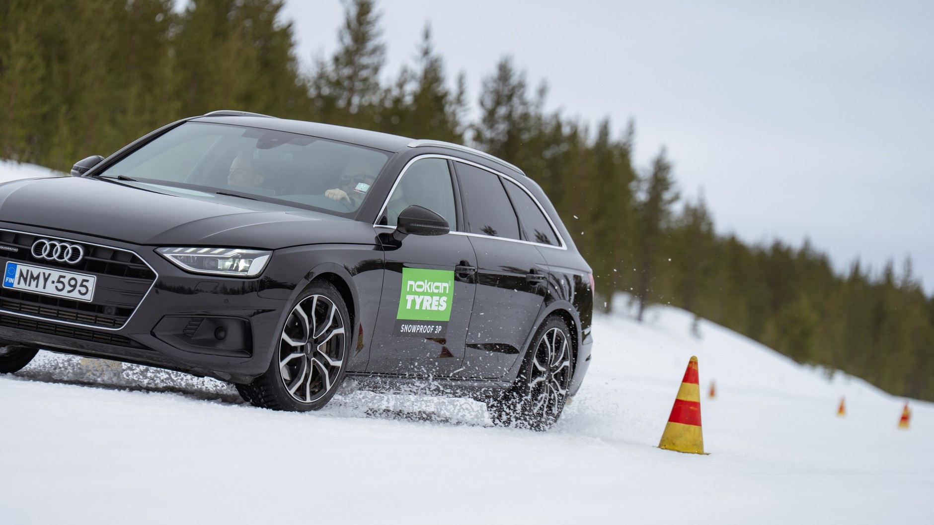 Slalom na śniegu w centrum Nokiana w Ivalo