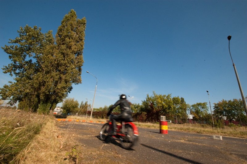 Polskie motocykle i samochody na torze FSO