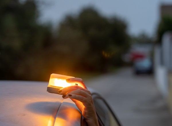 Lampa V16 zamiast trójkąta ostrzegawczego: te informacje są ważne dla kierowców z Polski