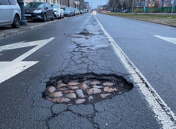 Jak radzić sobie z dziurami w drogach? Odszkodowania, technika jazdy